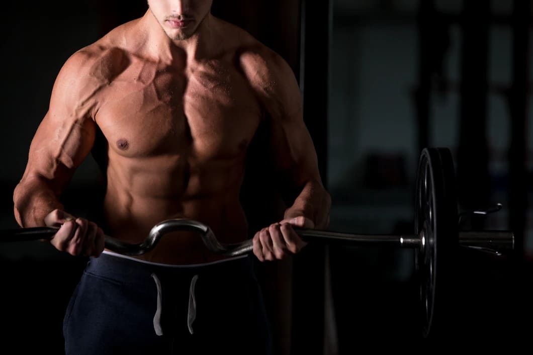 homem muscular levantando uma barra na academia 1163 3548