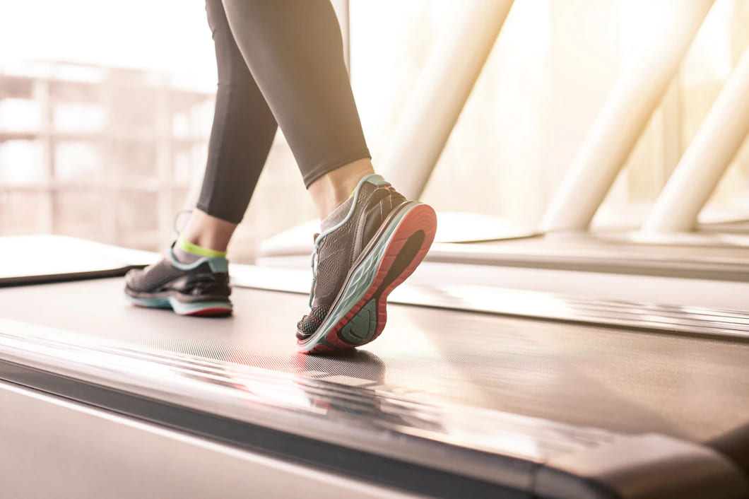 mulher correndo em uma academia em um conceito de esteira para exercicio fitness e estilo de vida saudavel 155003 4021