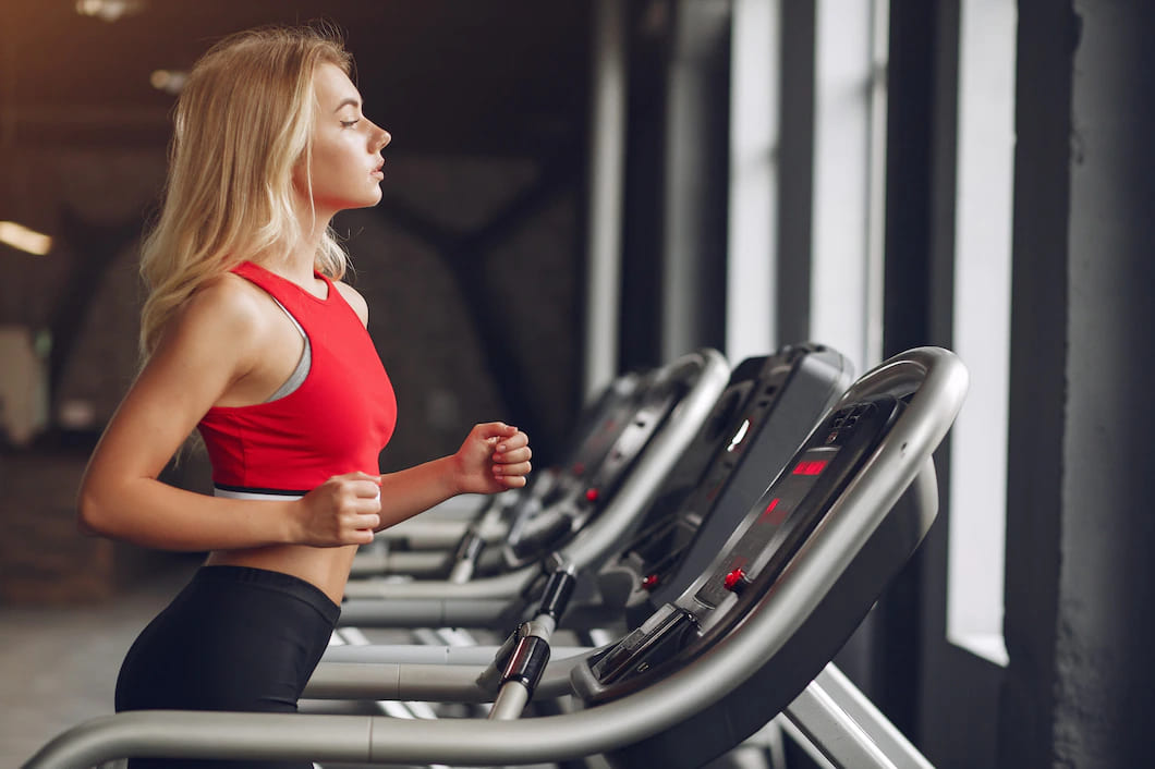 mulher loira de esportes em um treinamento de sportswear em uma academia 1157 31068