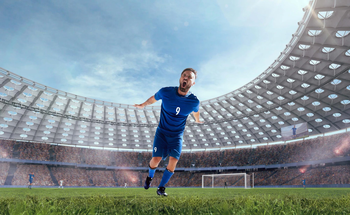 Jogador De Futebol Profissional Em Ação No Estádio Com Lanternas E Fãs.  Bola De Pontapé Para Vencer O Gol. Grande Ângulo. 3d Foto Royalty Free,  Gravuras, Imagens e Banco de fotografias. Image