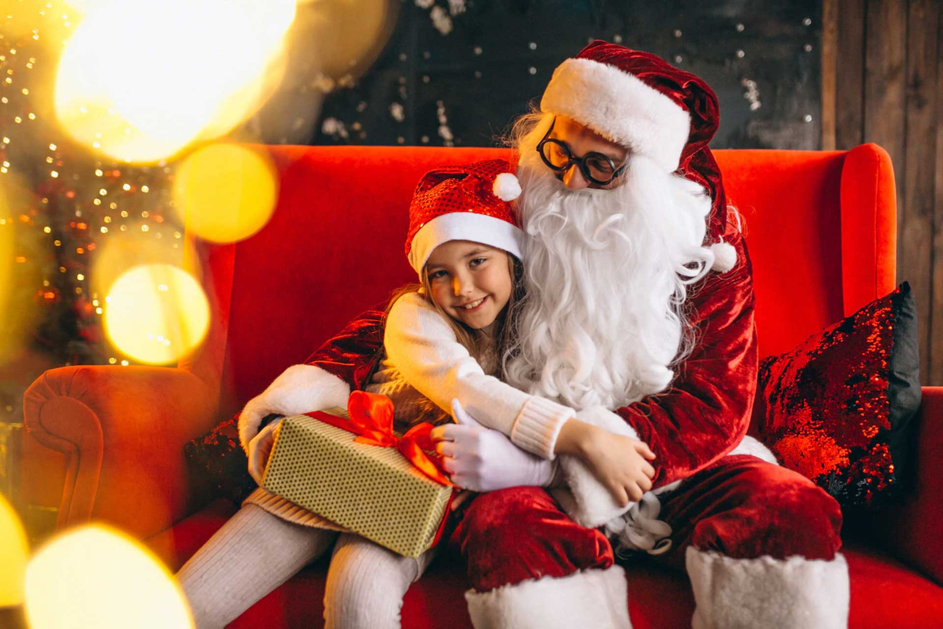 menininha sentando com santa e presentes ligado natal 1303 12193