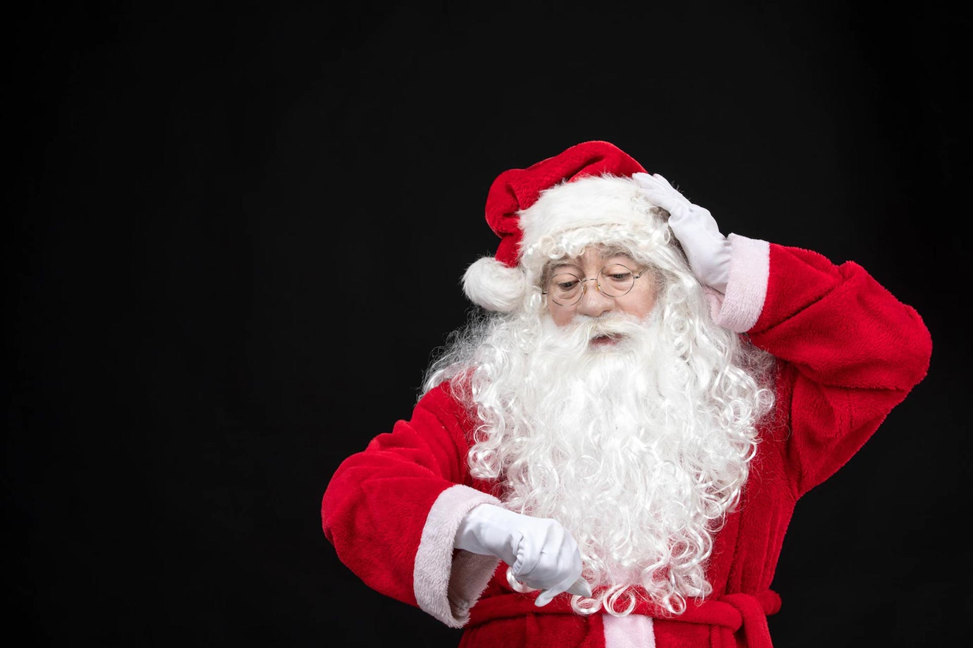 papai noel em um terno classico vermelho com barba branca na frente verificando as horas 140725 1298