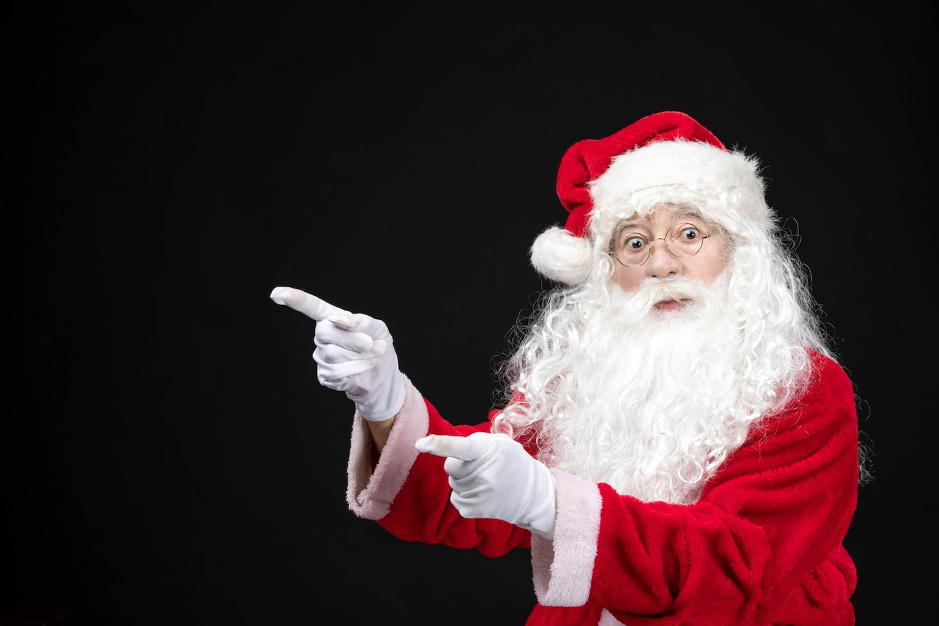 papai noel em um terno vermelho classico de frente 140725 129824